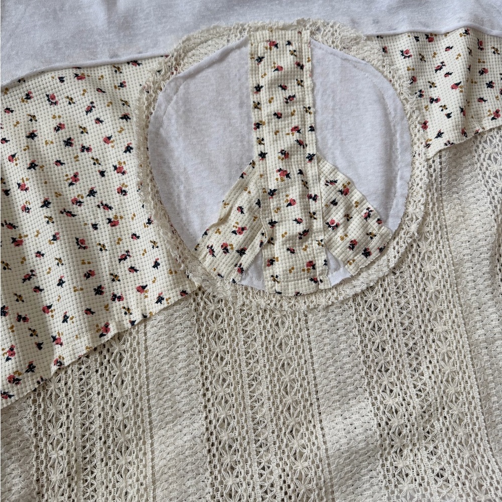✨NWT-POL Half Crochet Peace Sign Patchwork BOHO Short Sleeve Top size medium - Picture 7 of 12